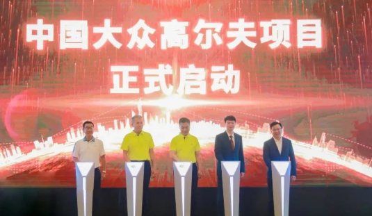 中國(guó)大眾高爾夫模擬器公開賽總決賽閆盼盼1桿險(xiǎn)勝